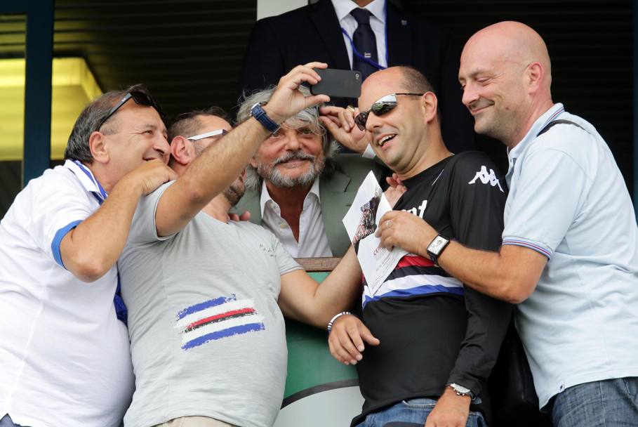 Il presidente non abbandona la squadra neanche in trasferta. Qui un divertente selfie con i tifosi blucerchiati arrivati al Mapei Stadium di Reggio Emilia, la scorsa giornata. Ansa